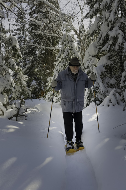 senior envejecido con raquetas de nieve
 - Foto, imagen