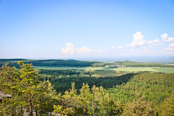 Vue des villages, des villes et des forêts de pins depuis la crête de Chachkovski. Des montagnes d'Oural. Concept d'écotourisme et de randonnée. - Photo, image