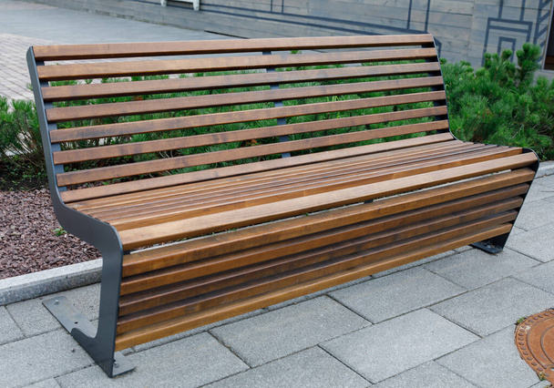 красивая деревянная скамейка на улице. - Фото, изображение