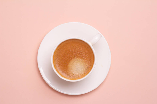 black coffee in a cup on a pink backgroun - Foto, imagen