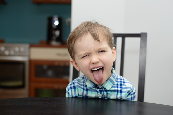 4 anno vecchio ragazzo mostra la sua lingua
 - Foto, immagini