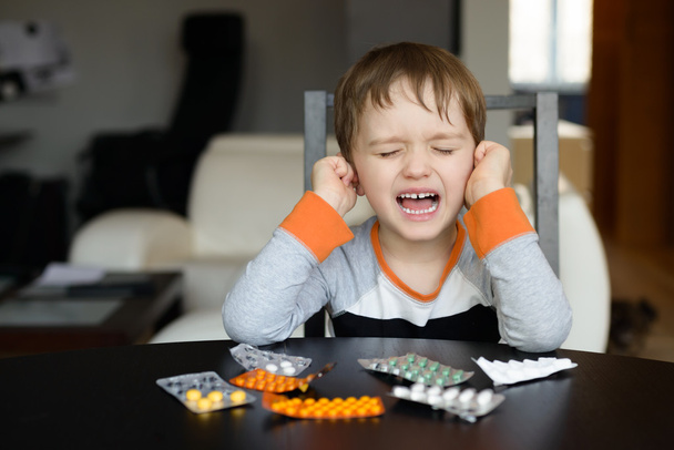 4 χρονών αγόρι κλαίει πριν από την κατάποση του φαρμάκου - Φωτογραφία, εικόνα