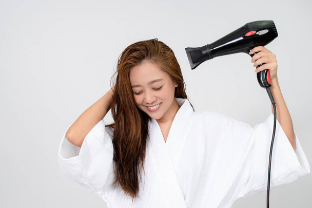 Aasian naiset kuivaus hiukset suihkun jälkeen. - Valokuva, kuva