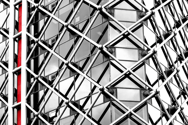 建築物の抽象。赤のタッチで黒と白の一般的な近代的な建物の外観。ガラス越しの水平管状の枠組み. - 写真・画像