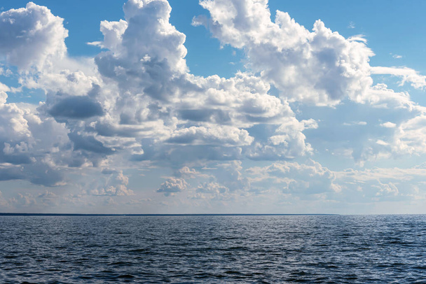 Nuvole sull'acqua del lago, paesaggio minimalista - Foto, immagini
