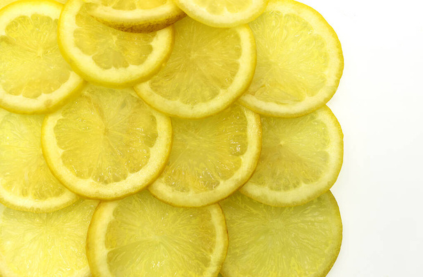 Fondo fresco y hermoso de limones cortados en rodajas superpuestas - Foto, Imagen