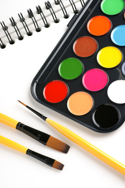 Paint brushes and sketch book - Foto, afbeelding