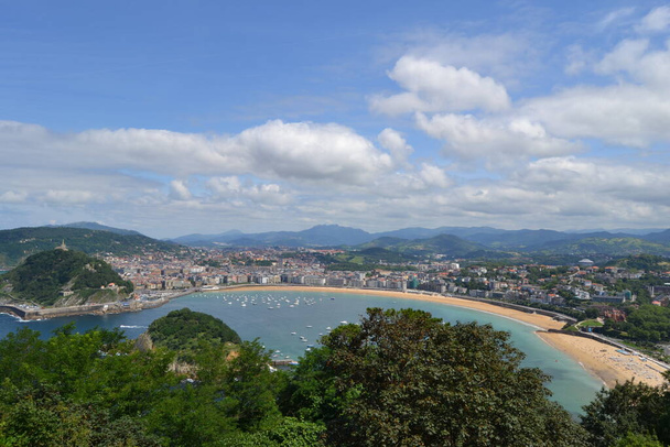 Näkymä San Sebastin sijaitsee vuoristoinen Espanjan alueella Baskimaan. Se on tunnettu La Concha rannalla ja Ondarreta rannalla, joka erottuu sen viehättävä kävelykatu päin lahti - Valokuva, kuva