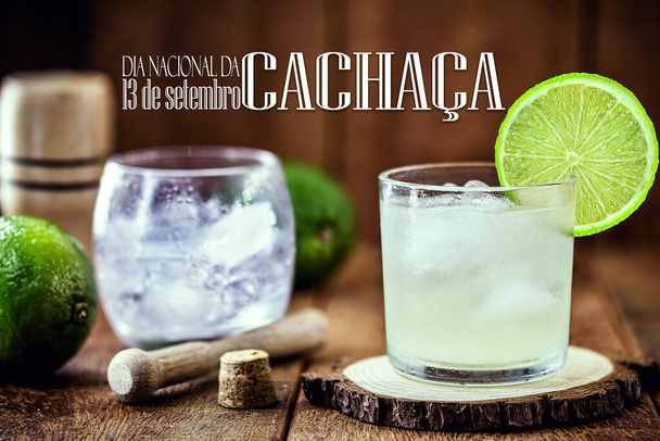 Brazilský nápoj s názvem "cachaa" nebo "pinga", tradiční destilovaný nápoj z Brazílie, s textem v portugalštině: 13. září, národní den cachacy - Fotografie, Obrázek