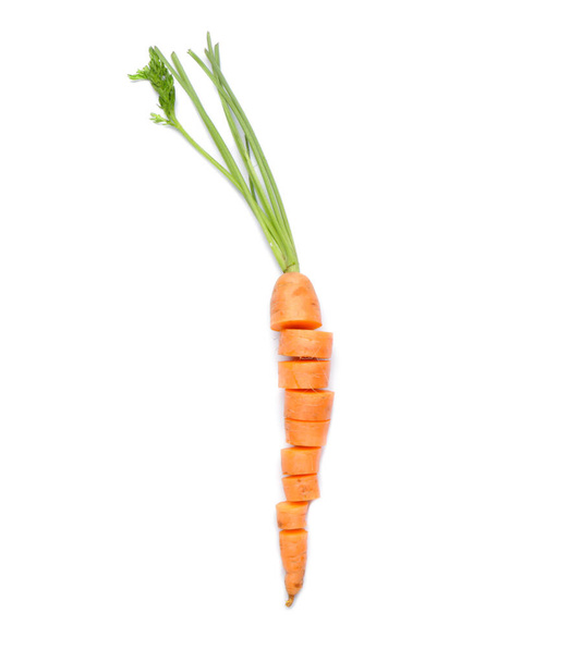 Cortar zanahoria fresca sobre fondo blanco - Foto, imagen