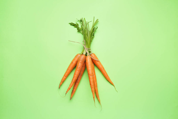 Φρέσκα καρότα στο φόντο χρώμα - Φωτογραφία, εικόνα