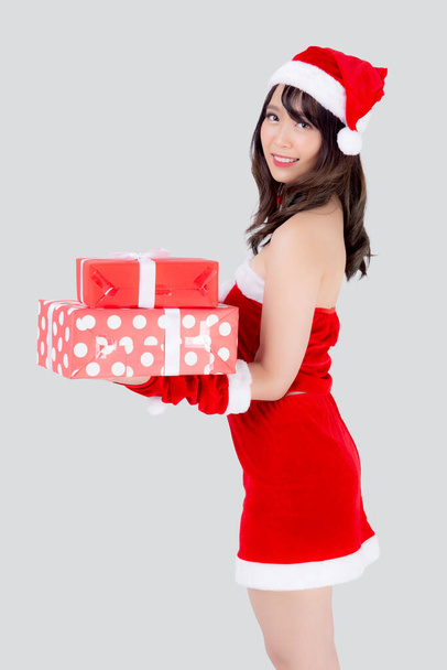 Piękny portret młoda azjatycka kobieta szczęśliwy gospodarstwa wiele pudełko z podekscytowany w święta odizolowane na białym tle, azjatycka dziewczyna niespodzianka i świętowanie w świąteczne Boże Narodzenie i Nowy Rok. - Zdjęcie, obraz