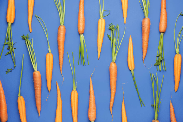 Свежая морковь на цветном фоне - Фото, изображение
