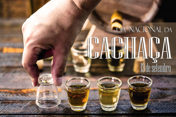 destilovaný nápoj z Brazílie, vyrobený z cukrové třtiny, také nazývaný "cachaca" nebo "pinga", text v portugalštině: 13. září národní den cachaa, kulturní dědictví - Fotografie, Obrázek