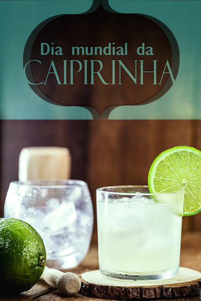 caipirinha, дистиллированный напиток типичный для Бразилии, сделанный из фруктов, сахара и качаки. текст на португальском языке: День кайпириньи, 13 сентября - Фото, изображение