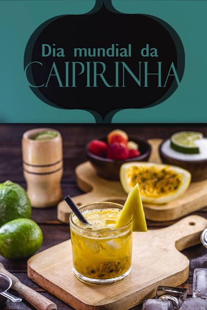 caipirinha, destilovaný nápoj typický pro Brazílii, vyrobený z ovoce, cukru a cachacy. text v portugalštině: den caipirinha, 13. září - Fotografie, Obrázek