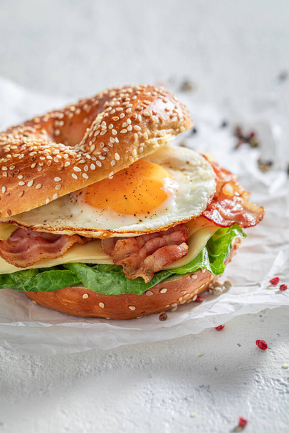 Fresh bagel with egg and bacon for breakfast - Fotoğraf, Görsel