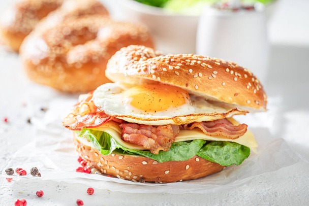 Homemade bagel with egg and bacon for breakfast - Foto, immagini