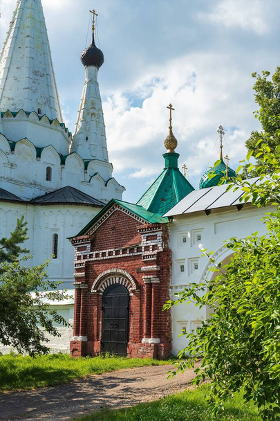 Russia, Uglich, July 2020. Nice view of the three-domed Orthodox church. - Foto, Bild