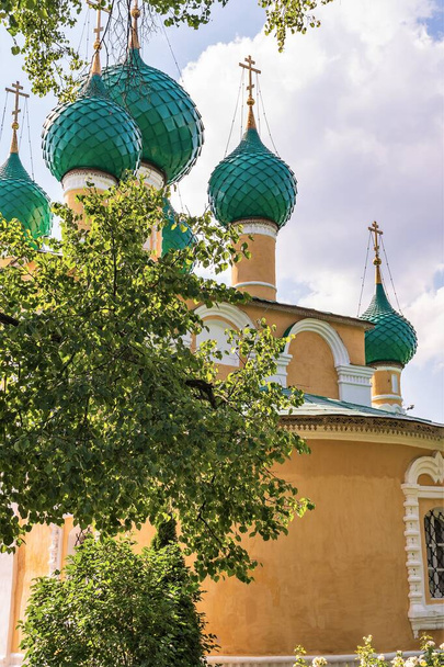 Russia, Uglich, July 2020. Domes of a traditional Russian Orthodox church against the backdrop of a cloudy sky. - Foto, imagen
