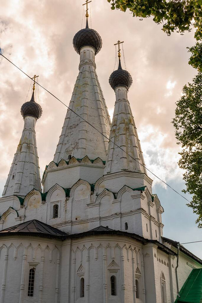 Russia, Uglich, July 2020. A dark thundercloud over the white three-domed Orthodox Church. - Фото, зображення