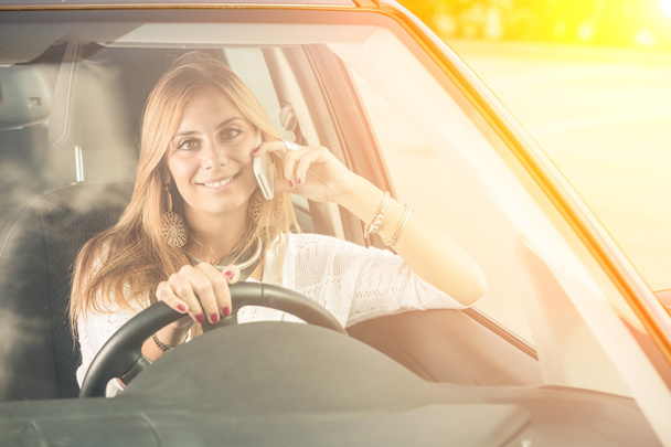Young Woman Talking on Mobile while Driving - Foto, immagini