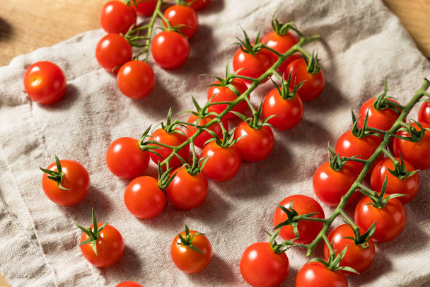 Raw Red Organic Cherry Tomatoes on the Vine - Foto, immagini