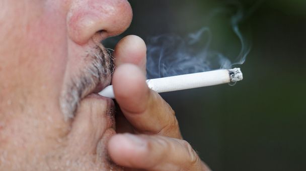 Hombre fumando un cigarrillo - Foto, imagen
