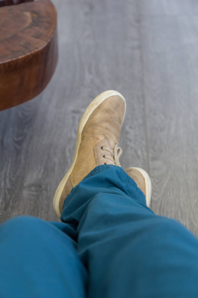žluté boty s modrými kalhotami, jako plovoucí podlahové pozadí - Fotografie, Obrázek