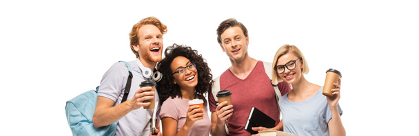 Panoramaaufnahme von multikulturellen Studenten mit Coffee to go, die isoliert auf Weiß in die Kamera schauen - Foto, Bild