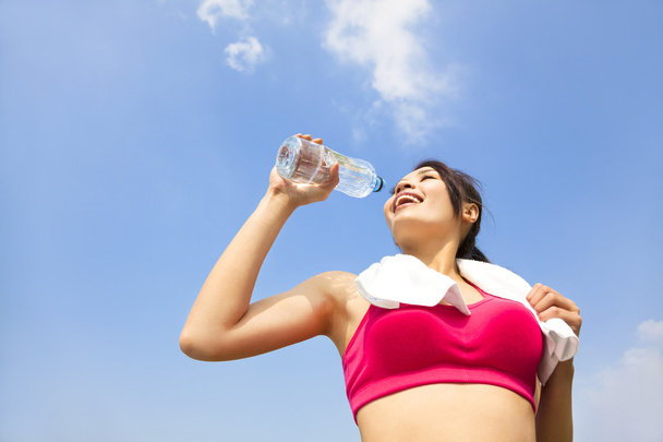 Jovem mulher bebendo água após exercício de fitness
 - Foto, Imagem