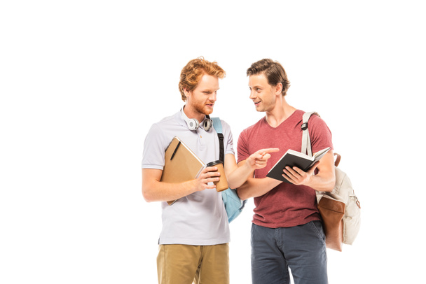 Estudante com café para ir apontando com o dedo perto do homem com notebook isolado em branco
 - Foto, Imagem