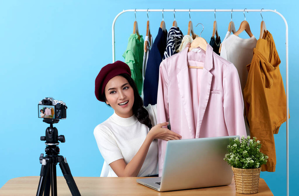 Azjatycka młoda kobieta na żywo streaming na sprzedaż odzież mody jest blogger prezentuje dla ludzi społecznych.Jej jest wpływ w Internecie społecznościowym. - Zdjęcie, obraz