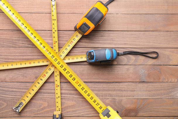 Measuring tapes on wooden background - Foto, Bild