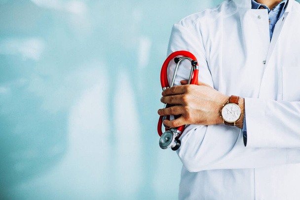 Nuori komea lääkäri lääketieteellisessä kaapussa stetoskoopilla - Valokuva, kuva