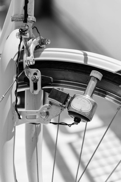 close-up van fiets in details, zwart-wit foto - Foto, afbeelding