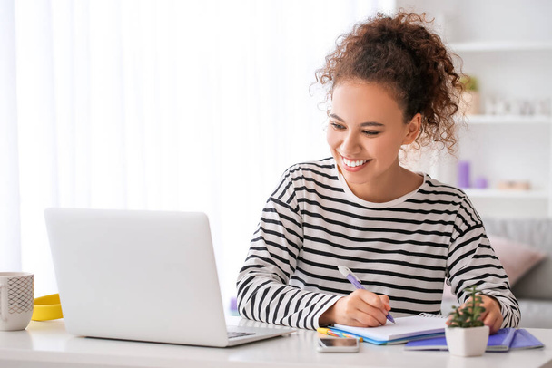 Junge Frau nutzt Laptop zum Online-Lernen zu Hause - Foto, Bild