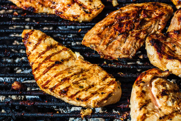 Kuře a vepřový steak grilované na grilu na dřevěném uhlí. Top pohled na kempování chutné grilování, jídlo koncept, jídlo na grilu a detail potravin na grilu - Fotografie, Obrázek