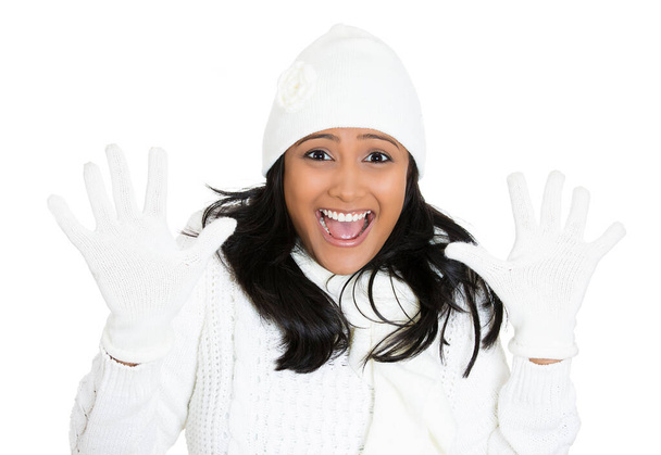 Lähikuva muotokuva innoissaan kaunis, hymyilevä nainen yllään talvi vaihde, huivi, käsineet, pusero, hattu eristetty valkoisella pohjalla. Positiiviset ihmisen tunteet, ilmeet, tunteet, asenne - Valokuva, kuva