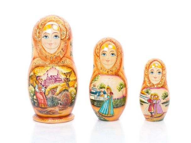 ロシアのネスティング人形のグループ(またMatrioshkaとして知られています)白い背景に隔離されました。木造人形土産. - 写真・画像