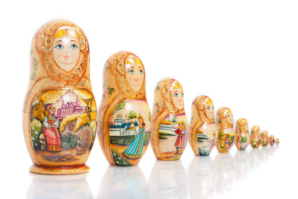 Група російських ляльок (також відома як Матріошка) ізольована на білому тлі. Дерев "яна лялька.. - Фото, зображення