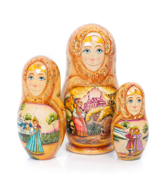 Grupo de bonecas de nidificação russas (também chamado de Matrioshka) isoladas sobre fundo branco. Lembrança de boneca de madeira
. - Foto, Imagem