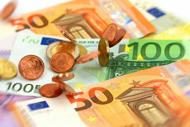 Billetes y monedas en euros, primeros planos - Foto, imagen