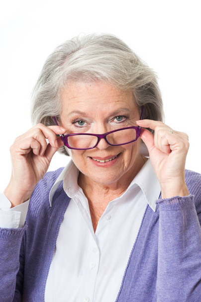 Donna anziana con occhiali isolati su bianco - Foto, immagini