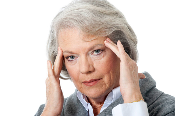 Idős nőnek fáj a feje. - Fotó, kép