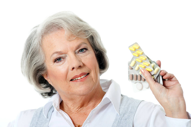 Mulher idosa segura medicação em suas mãos
 - Foto, Imagem