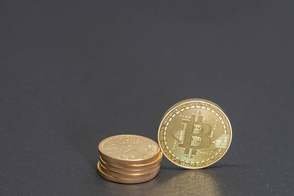 egy arany Bitcoin érme egyenlő egy halom arany dollár értékű 10000 dollár - Fotó, kép