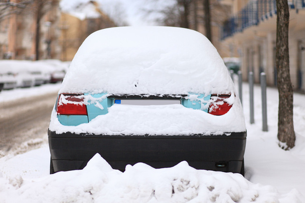 車は雪で覆われて - 写真・画像