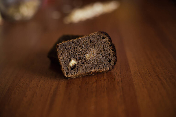 plátky tmavého chleba na stole - Fotografie, Obrázek
