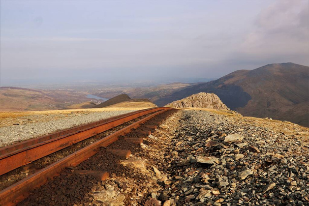 Пустая живописная железная дорога с вершины горы - Фото, изображение